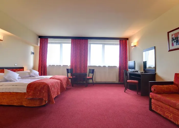 לינה וארוחת בוקר Hyrny 3*